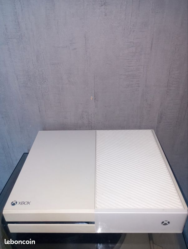 Xbox One + accessoires 
Je mets en vente ma Xbox One blanche, iéale pour jouer dès réception.
🎮 Contenu du pack :
Console Xbox One
Manette (rose/blanche)
Câbles d’alimentation et HDMI (image 4)