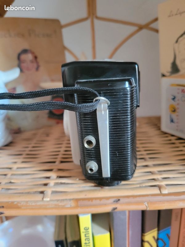 Kodak Brownie Starlet Camera (image 5)