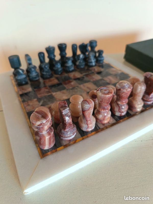 Jeu D'échecs En Pierre De Savon - Blanc-beige Et Rouge Veiné - Fabrication Artisanale