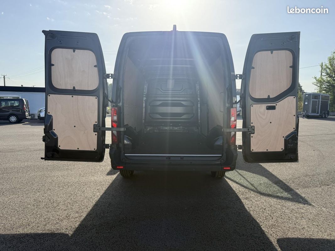 NISSAN INTERSTAR Tekna 3.5t L2H2 2.0 dCi - 150 - kit bois - Noir Crepuscule - Disponible en stock (image 7)