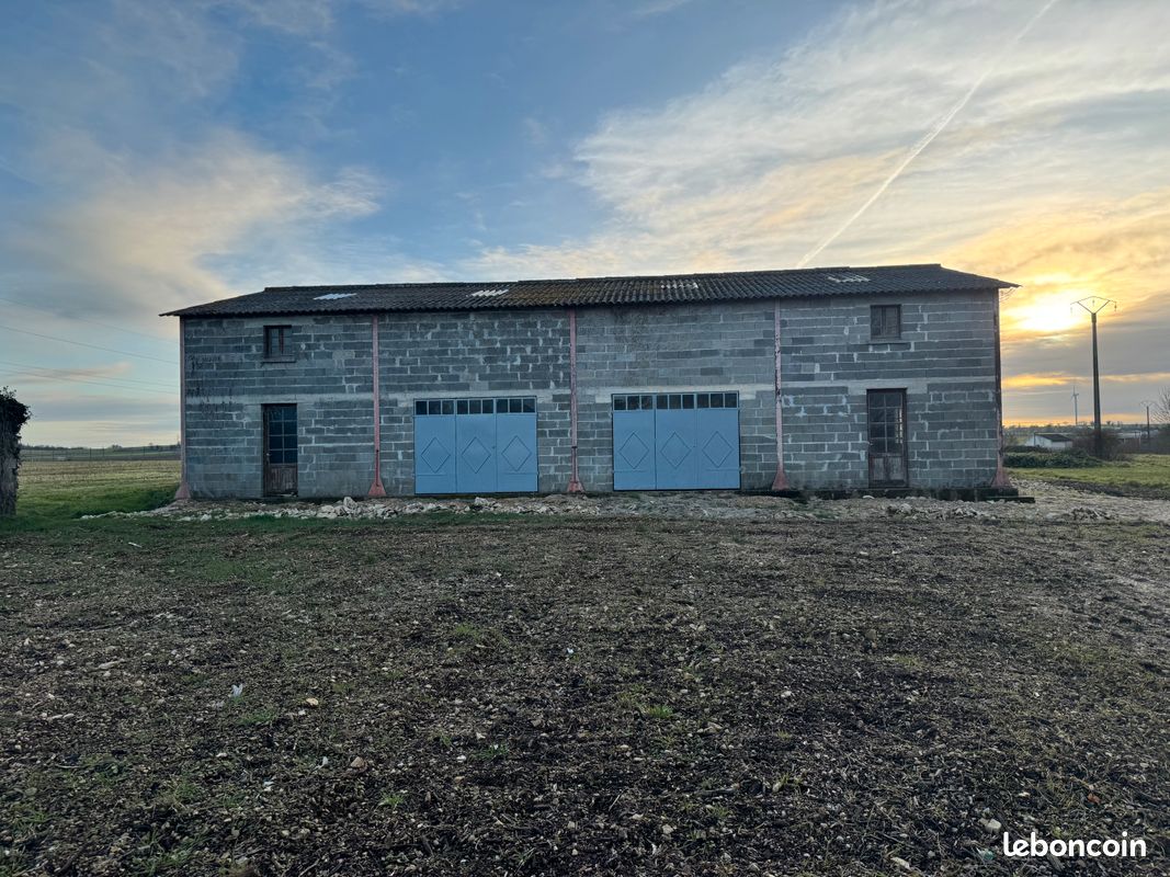 Local commercial 1 pièce 193 m² · à Vervant · 193 m² · 54 000 €
