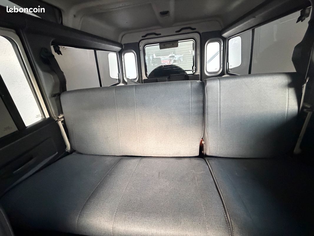 Land rover defender 9 places (image 9)