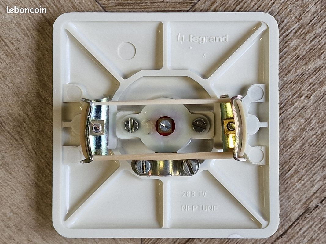 Prise Antenne TV Simple Legrand Neptune 2 - Référence 80435 / 804 35 - Couleur Beige (ancien Modèle) - Neuf