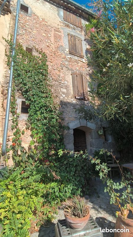 Maison 4 pièces 150 m² · à Châteaudouble · 150 m² · 80 000 €