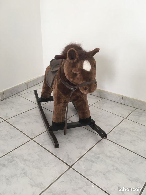 Cheval à bascule (image 1)
