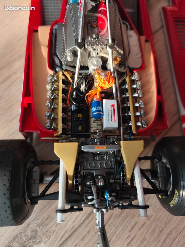 Bburago - Ferrari 312 T4 Short Tail GP Mónaco 1979#11 Jody Scheckter, Coche a Escala 1:18, réplica histórica con piloto y decoración Mónaco, Licencia Oficial Ferrari, Edad 14+ años