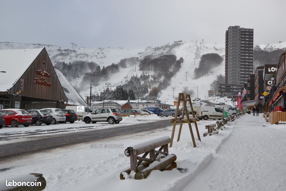 Au pied des pistes de ski🧡 encore disponible pour les vacances ...