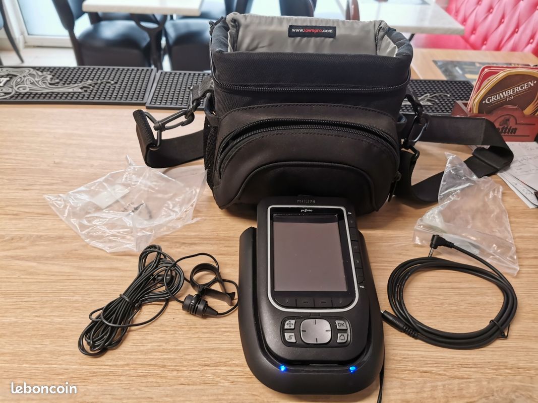 Télécommande universelle Philips Pronto + station de charge + sac Lowepro (image 1)