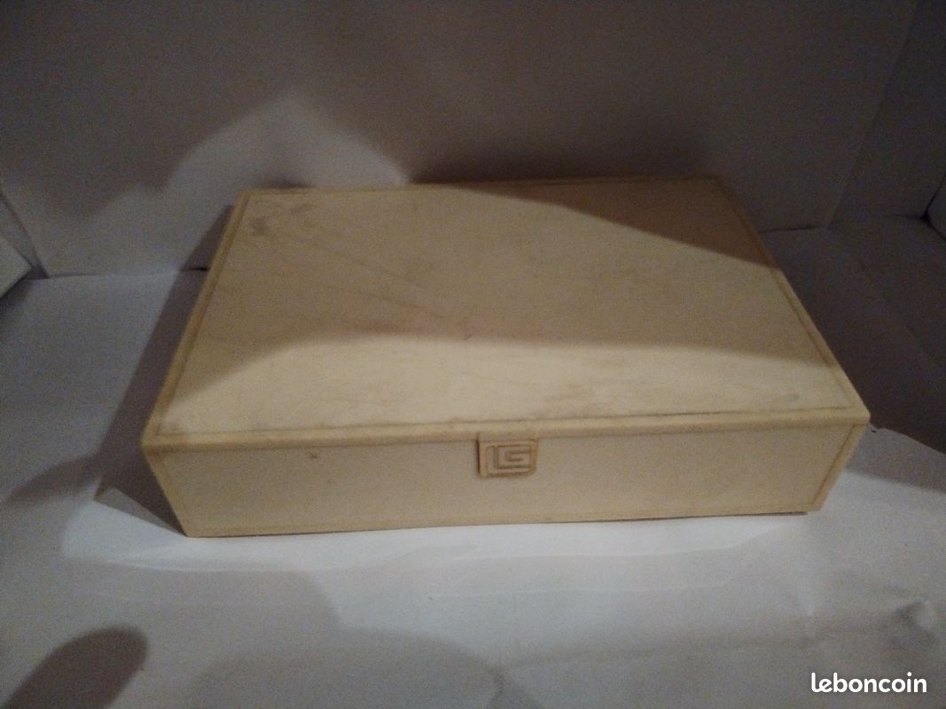 Boîte coffret en plastique. N7 (image 1)
