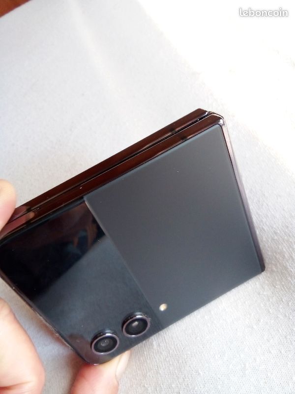 Samsung z flip (image 3)