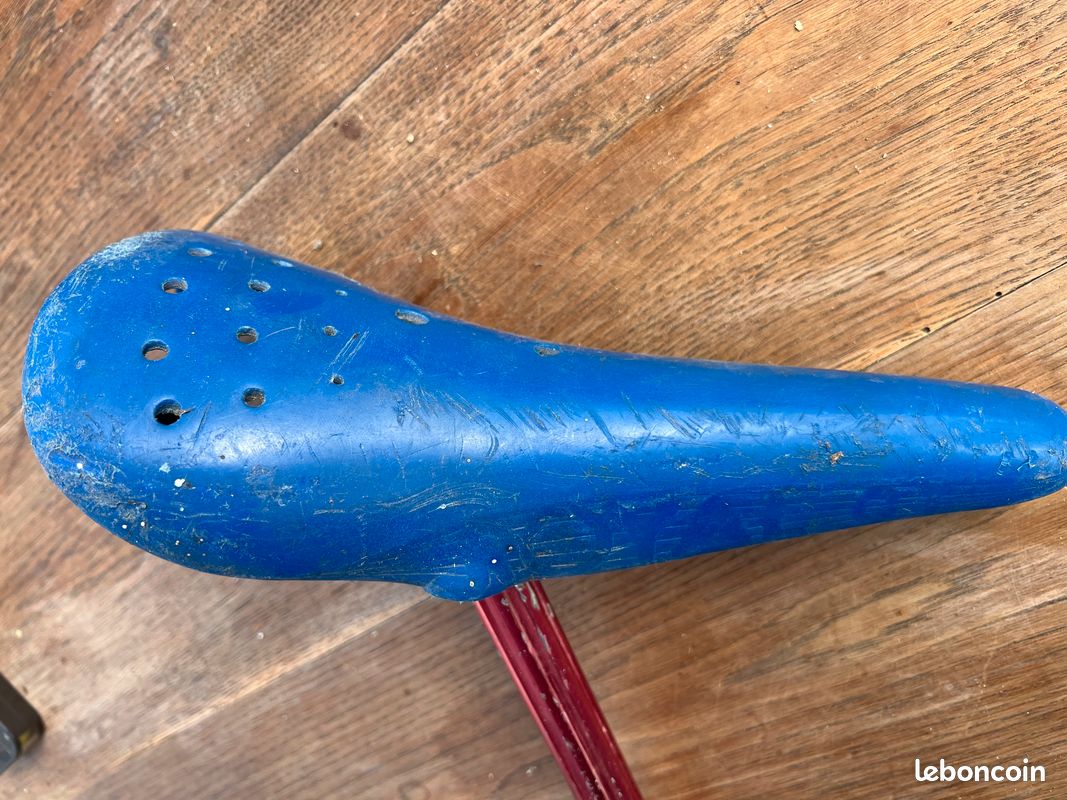 Selle Selle Italia Turbo Vintage – État Trashed Pour Projet Déco Ou Vélo Rat