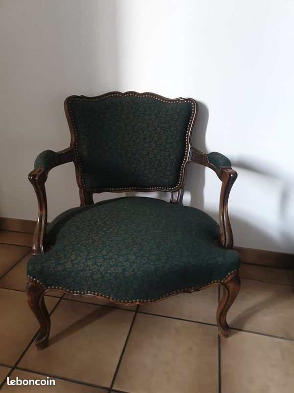 Fauteuil ancien de style Louis XV – tissu vert à motifs (image 1)