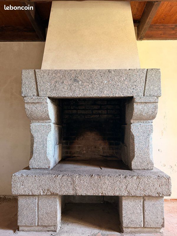 Ancienne cheminée bretonne en granit (image 1)