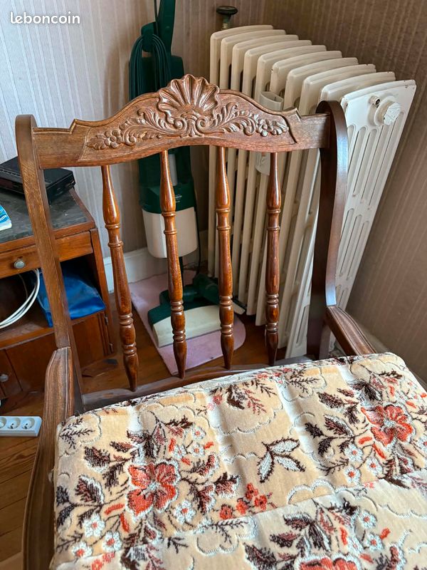 FAUTEUIL avec une très belle partie supérieure sculptée et des accoudoirs tournés (image 3)