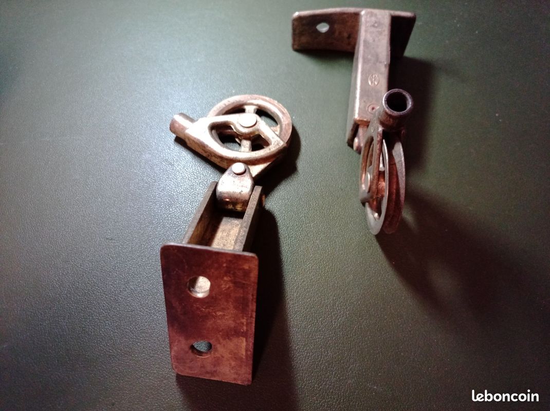 Paire de poulies anciennes de guidage articulées a bec, en bronze (image 6)