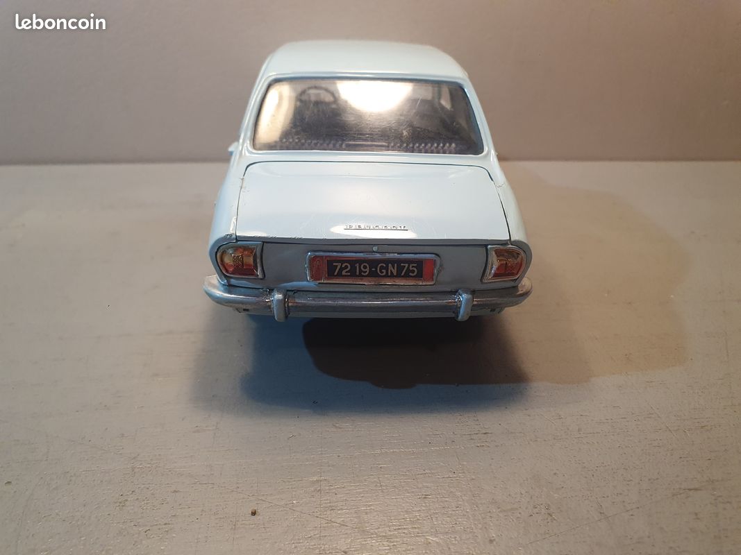 Peugeot 504 Verte – Jouet Mécanique Tri-ang Friction – Échelle 1/18 – Occasion (sans Boîte)