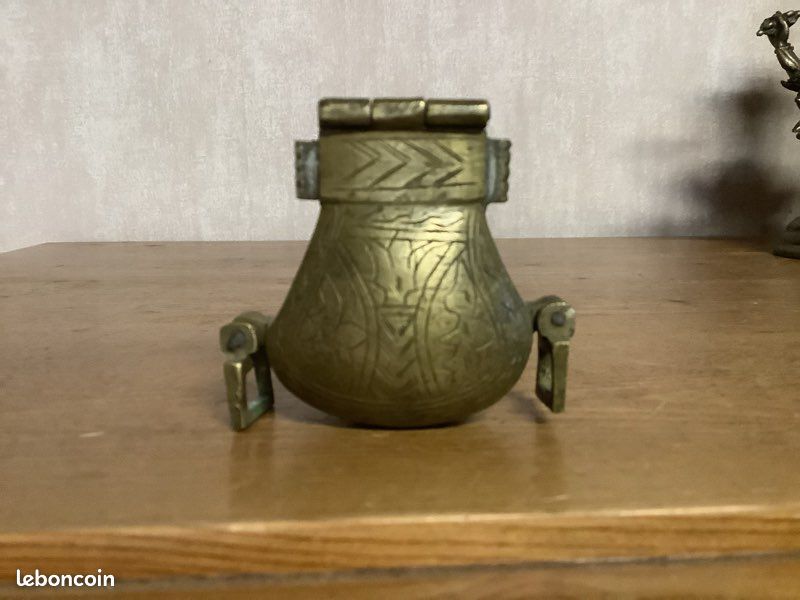 Flacon à Poudre Ancien En Laiton - Style Oriental Militaire - 19ème Siècle - Occasion