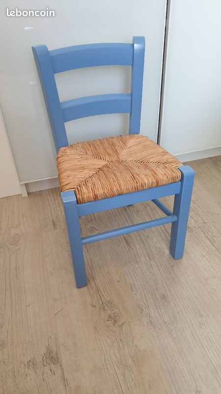 Chaise en paille de petite taille (image 1)