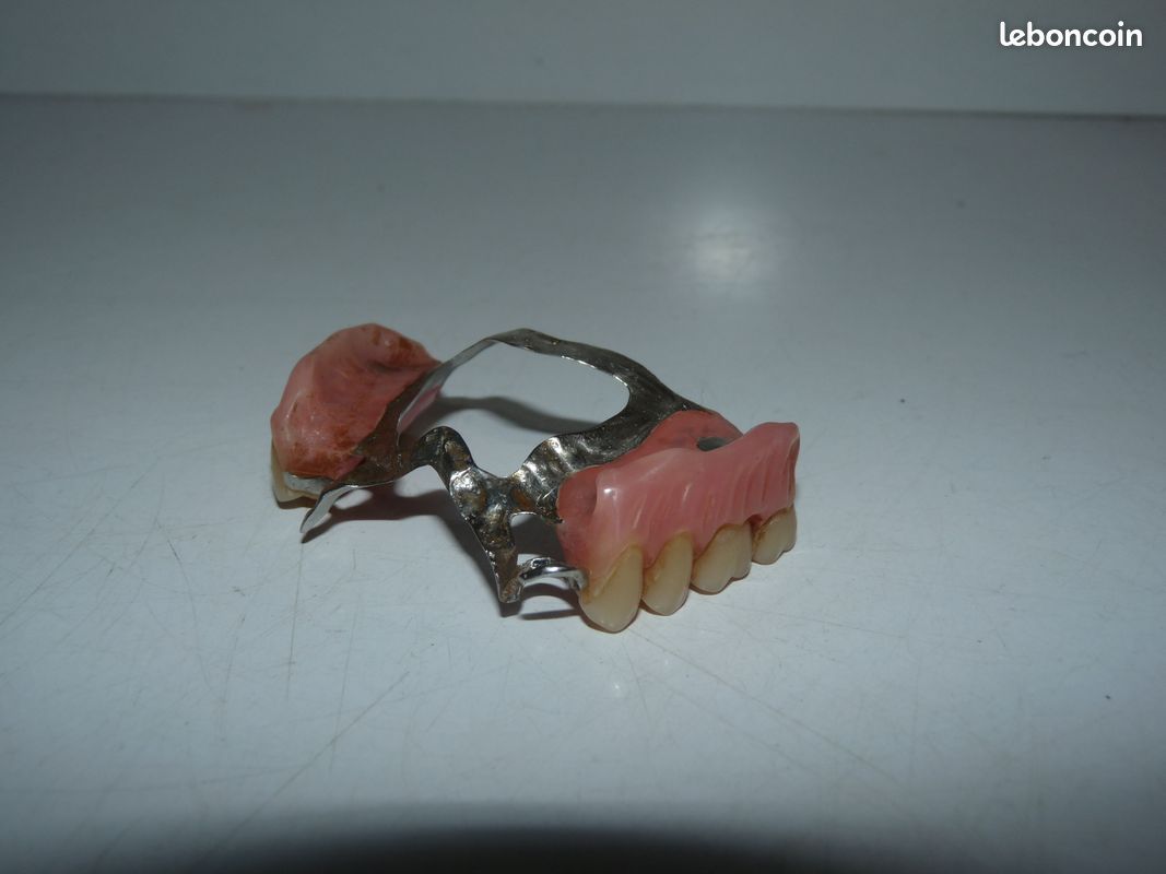 Lot De 2 Prothèses Dentaires Anciennes (dentiers) - Objet De Curiosité Ou Collection
