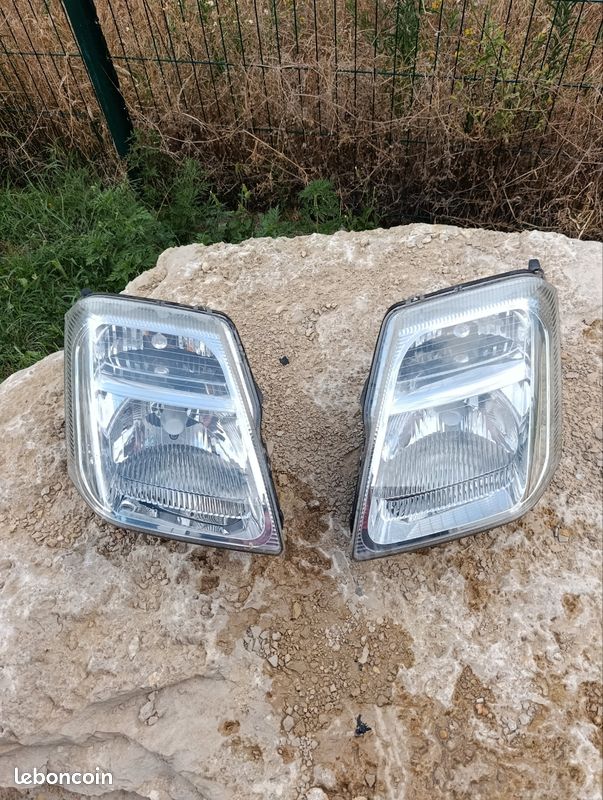 Optiques / Feux / Phares Avant Citroën C2 (Paire) – Bon état (image 1)