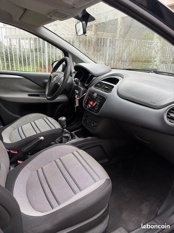 Fiat Punto EVO 1.4L FINITION DYNAMIC - 1ÈRE MAIN - ENTRETIEN À JOUR (image 8)