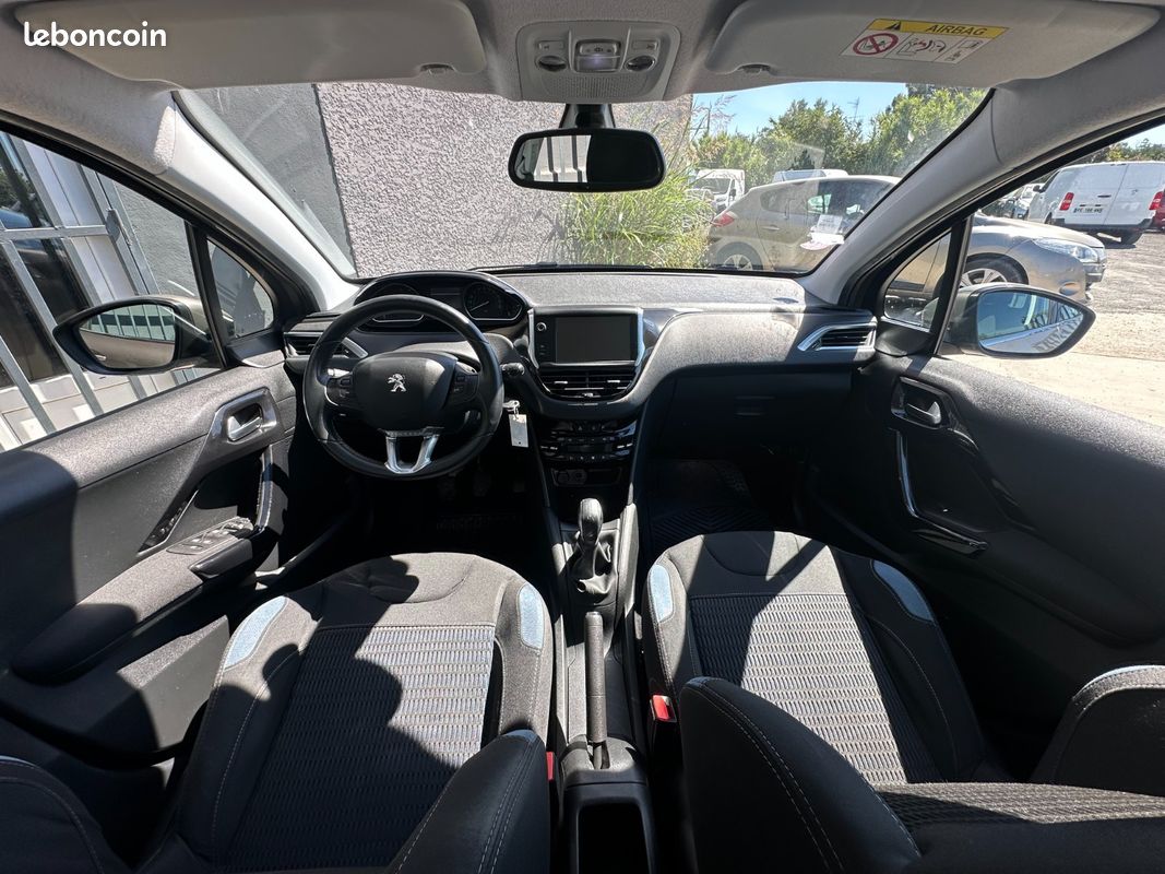 Peugeot 208 1.2 82ch ALLURE *DISTRI OK (image 6)