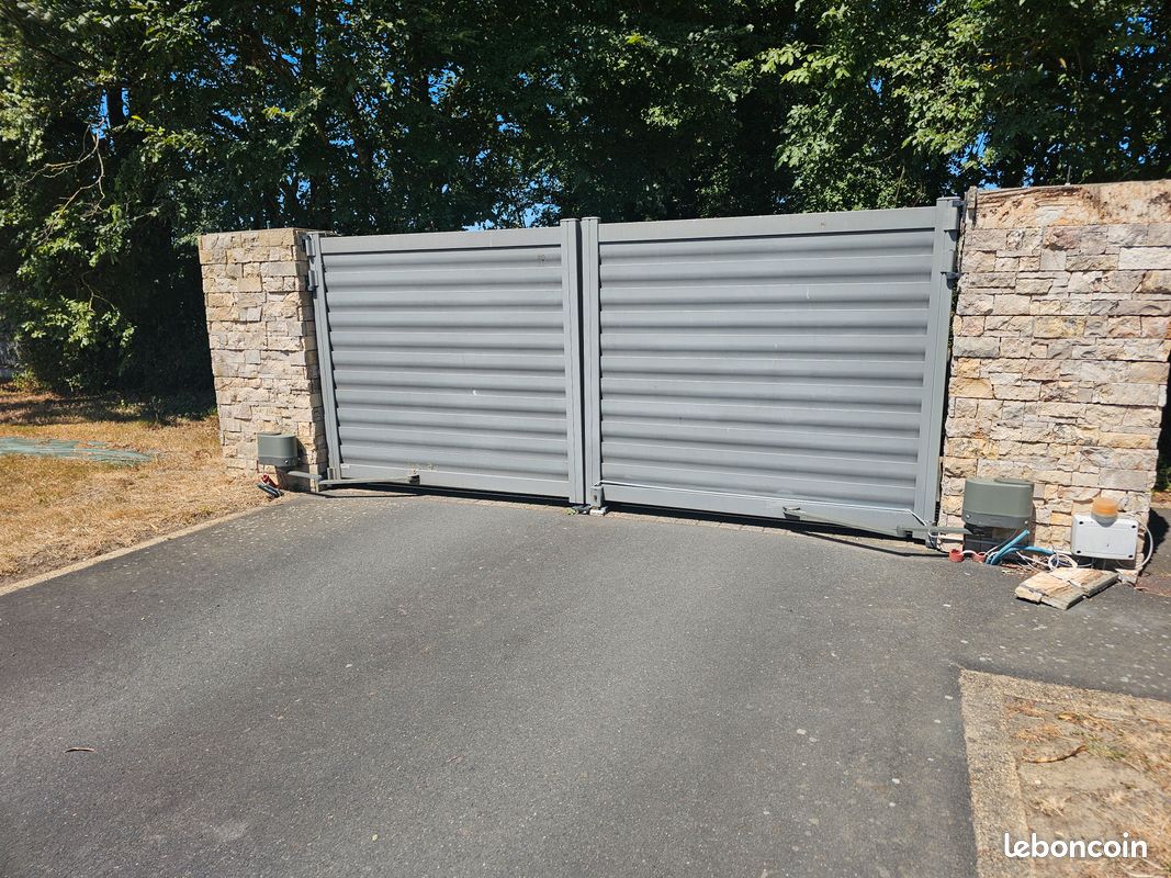 Portail battant aluminium 4000 l x 1750 h. Avec portillon (image 2)