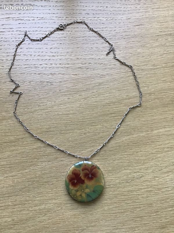 Collier argent vermeil, avec pendants filigranés, perles mabé et émail bleu guilloché, vers 1900