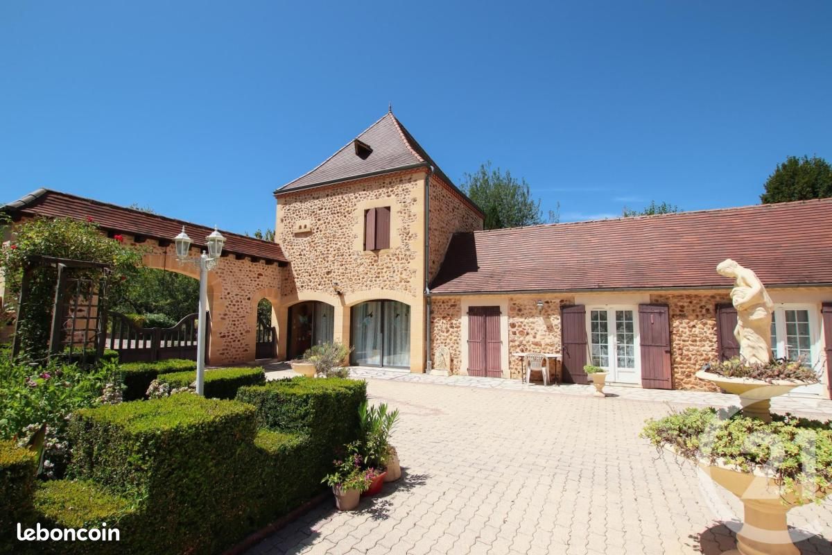 Maison 7 pièces 183 m² · à Lacropte · 183 m² · 443 000 €