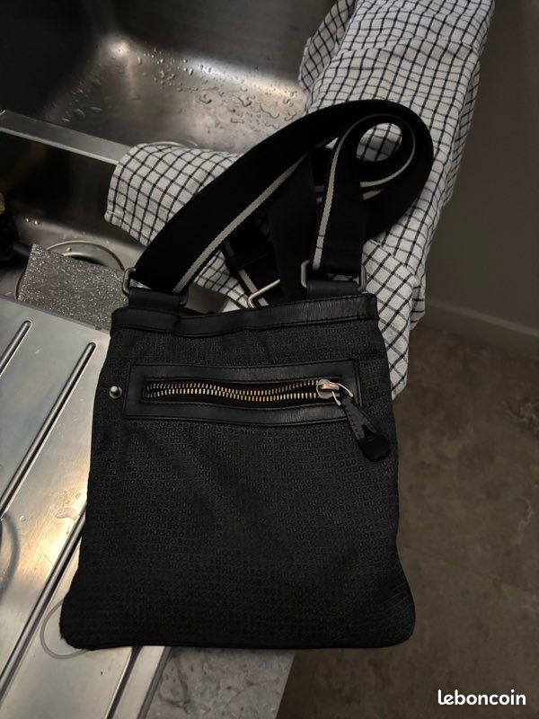 Une sacoche en bandoulière pour homme grise HUGO BOSS bon état