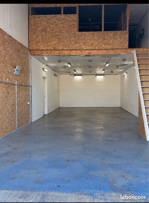 Local commercial 2 pièces 100 m² · à Bourg-en-Bresse · 100 m² · 890 €/mois