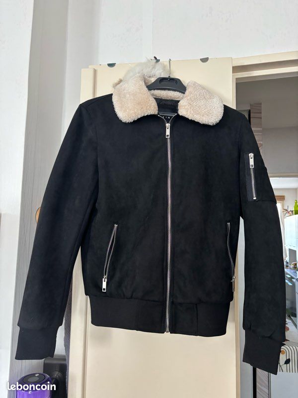 Veste FRILIVIN en velours noire et col en fourrure beige Vêtements