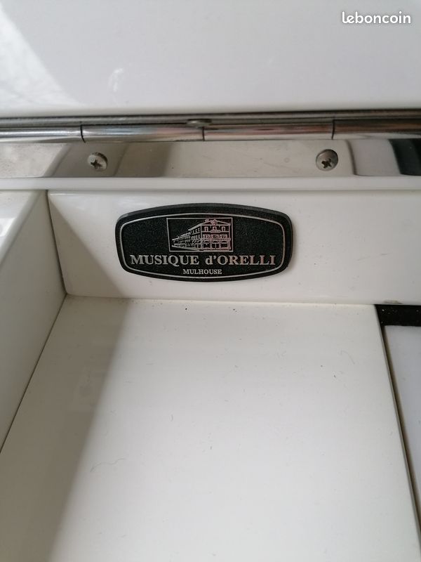Piano droit blanc (image 2)