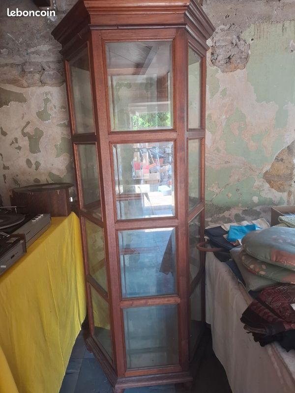 Vitrine exagonal, 1 porte, verres biseautés, 3 étagères exagonal en verre, 1 fond d'armoire en miroir. H 204,5. Profondeur 80. Diagonale 92cm en corniche haute (image 1)