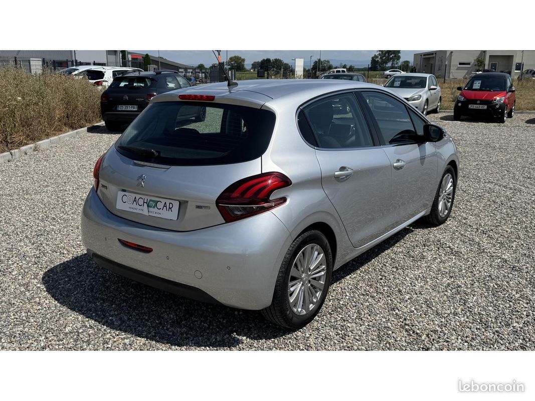 PEUGEOT 208 1.2i 12V - 82 Style (image 4)
