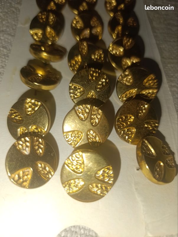 Bouton ancien doré motif feuilles – mercerie vintage (années 30–50) (image 1)