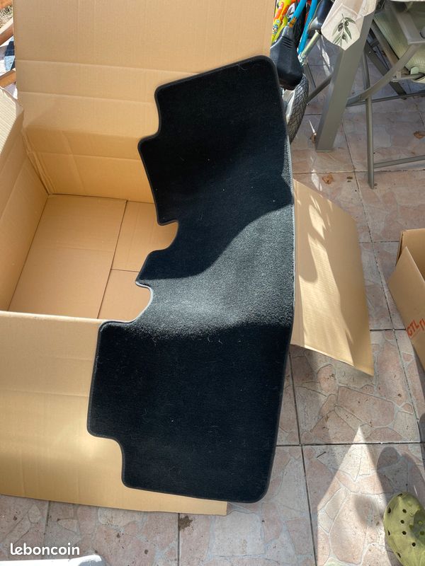 Tapis de sol textile Tesla Model Y comme neuf - Équipement auto