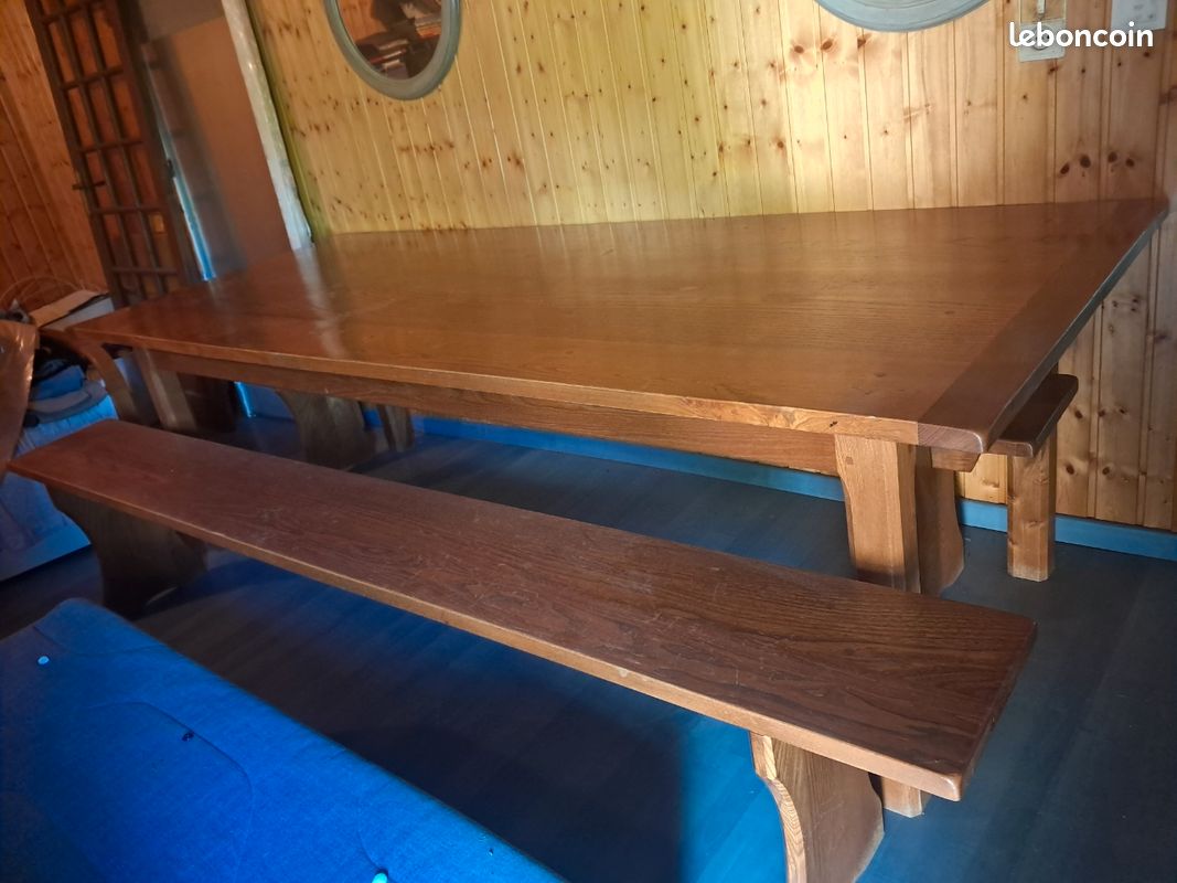 Table de ferme en ormeau avec un grand tiroir ,deux bancs .(2,50Ă 100) .deux nappes une rouge et une grise de 1,40 sur 3m en cadeau đ Ă venir chercher sur place paiement en liquide uniquement (image 3)