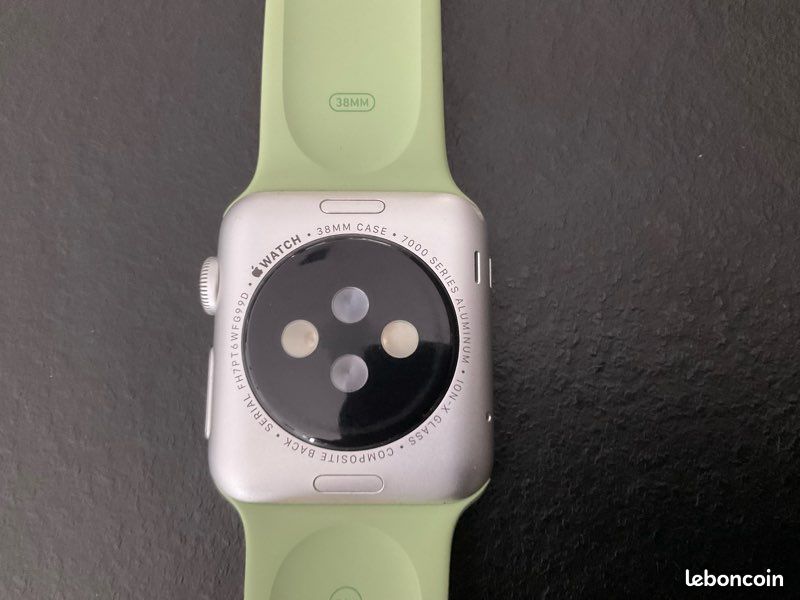 Montre Apple Swatch série très bon état avec chargeur