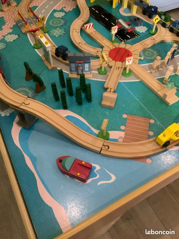 Table avec train en bois (image 12)