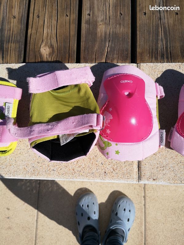 Roller avec casque et protections genoux coudes et poignets (image 3)