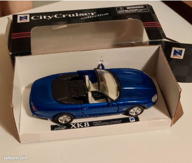 XK8 city cruiser 1/32 scale bleue (image 2)
