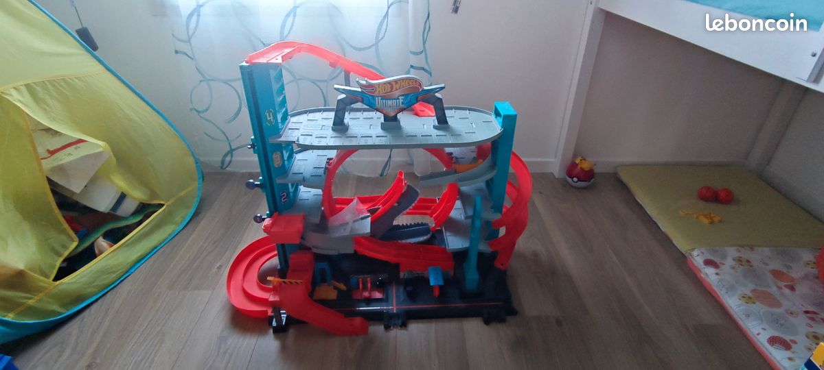 Ultimate garage hotwheels (image 1)