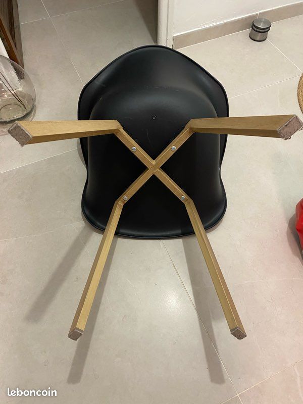 Vends 4 chaises noires avec pieds en fer (image 3)
