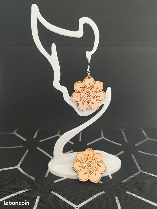 Boucle d'oreilles fleur en bois (image 1)