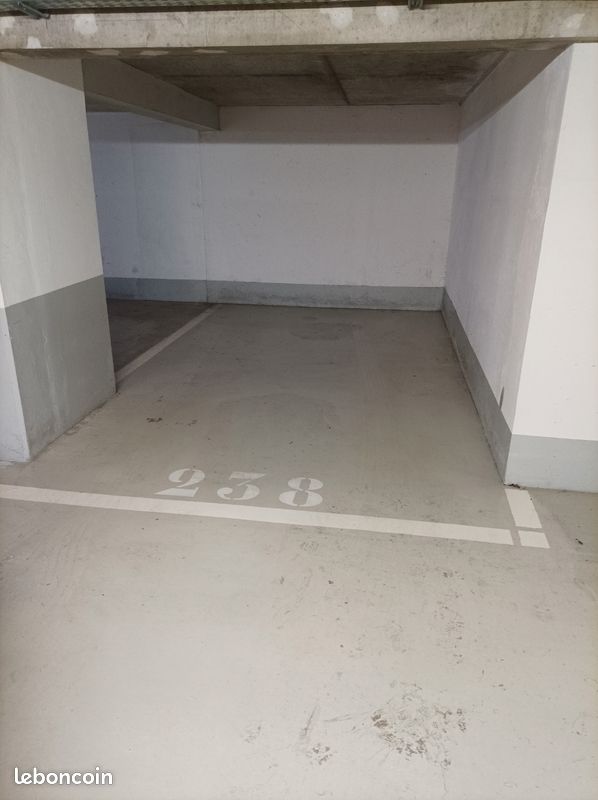 Parking · à Vélizy-Villacoublay · 13 000 €