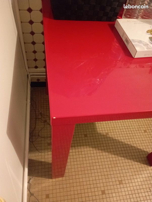 Table carrée rouge laquée (image 3)