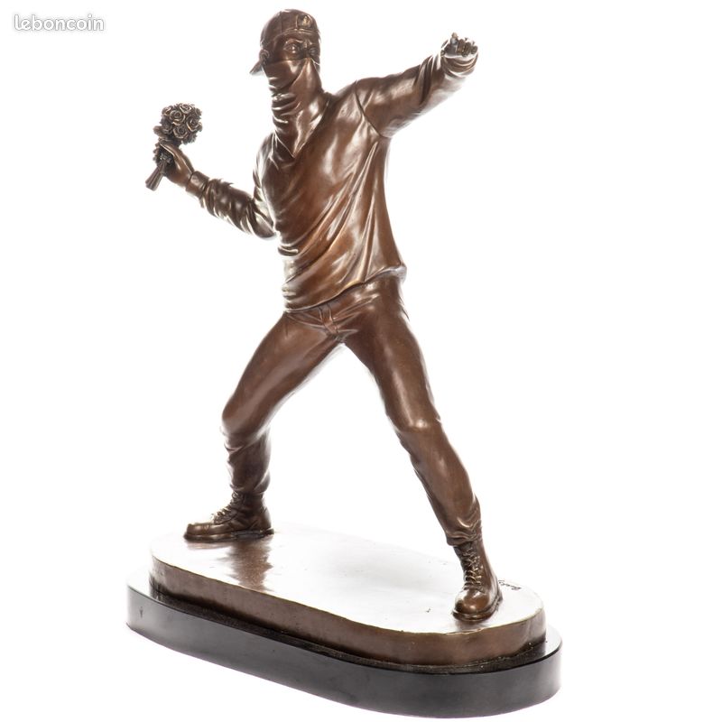Sculpture bronze - statue en bronze "Lanceur de fleurs d'après BANKSY " (image 3)
