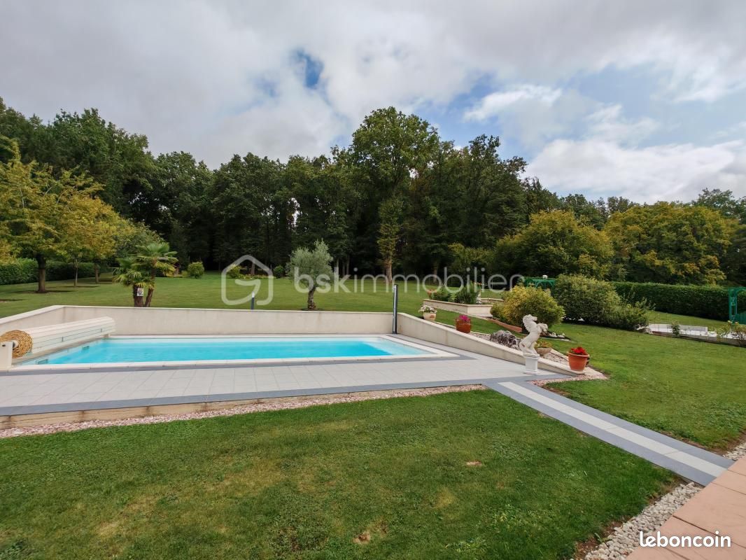 Maison 8 pièces 270 m² · à Villeneuve-sur-Bellot · 270 m² · 450 000 €
