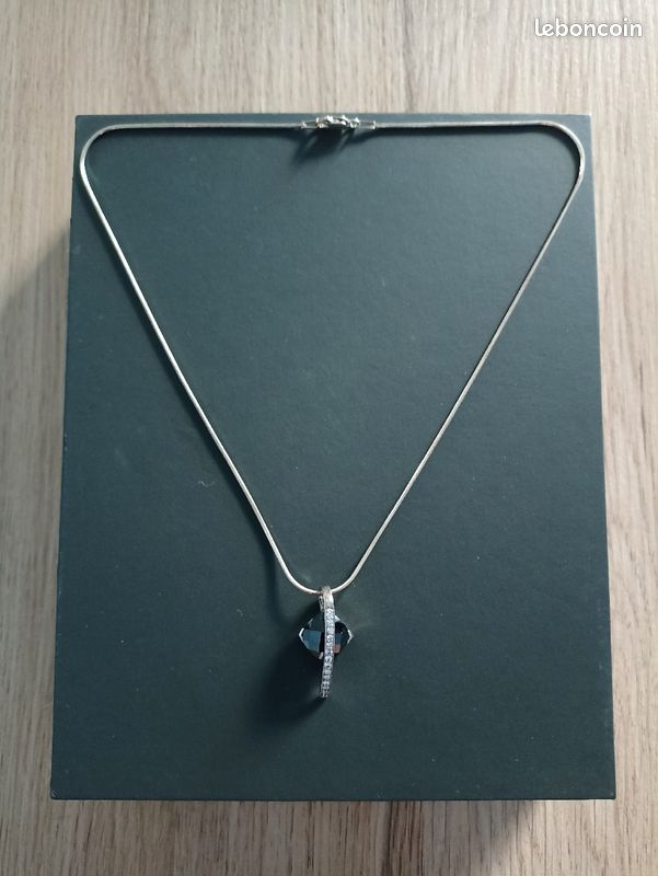 Collier avec pendentif noir et argent (image 1)
